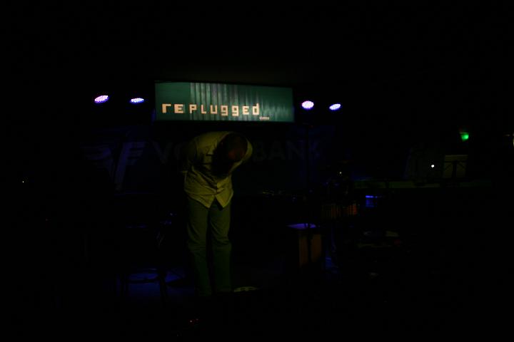 2008-11-28 M3_live at replugged 182.jpg